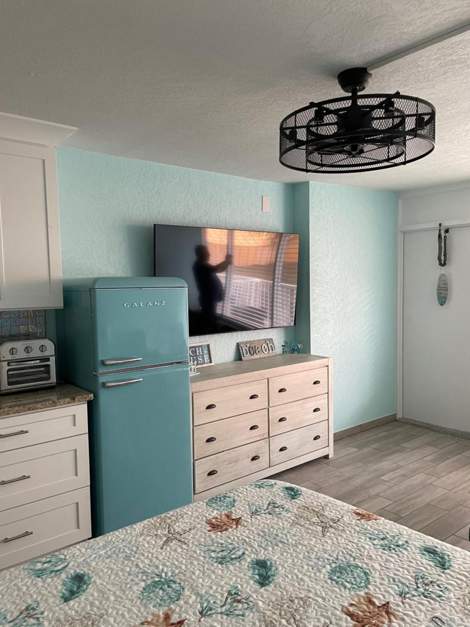 Apartment Ocean Views Retreat . Enjoy The Ocean View From Your Balcony *